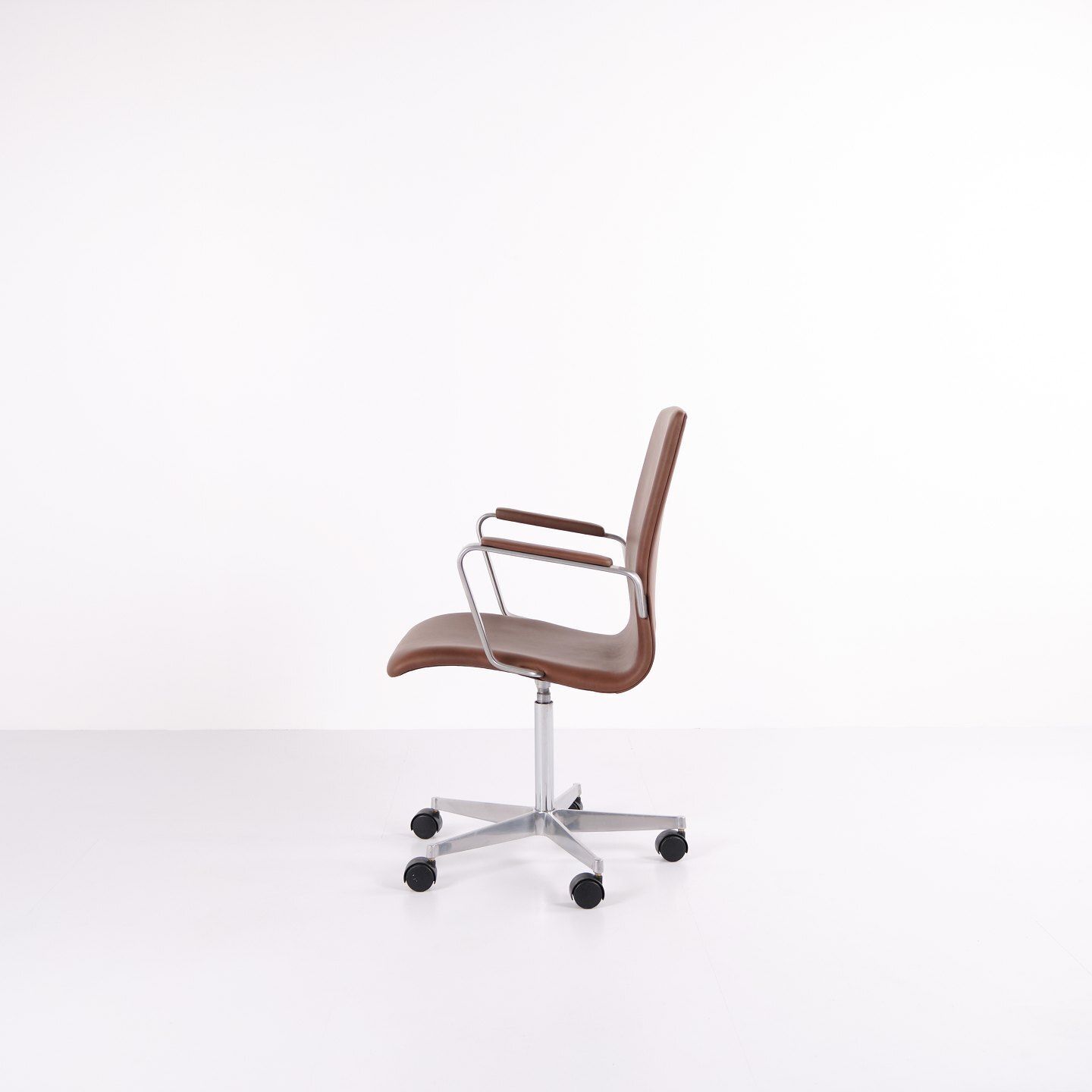 Oxford Classic Office Chair   Model 3291   Brown Leather   Arne Jacobsen   Fritz Hansen photo furniture