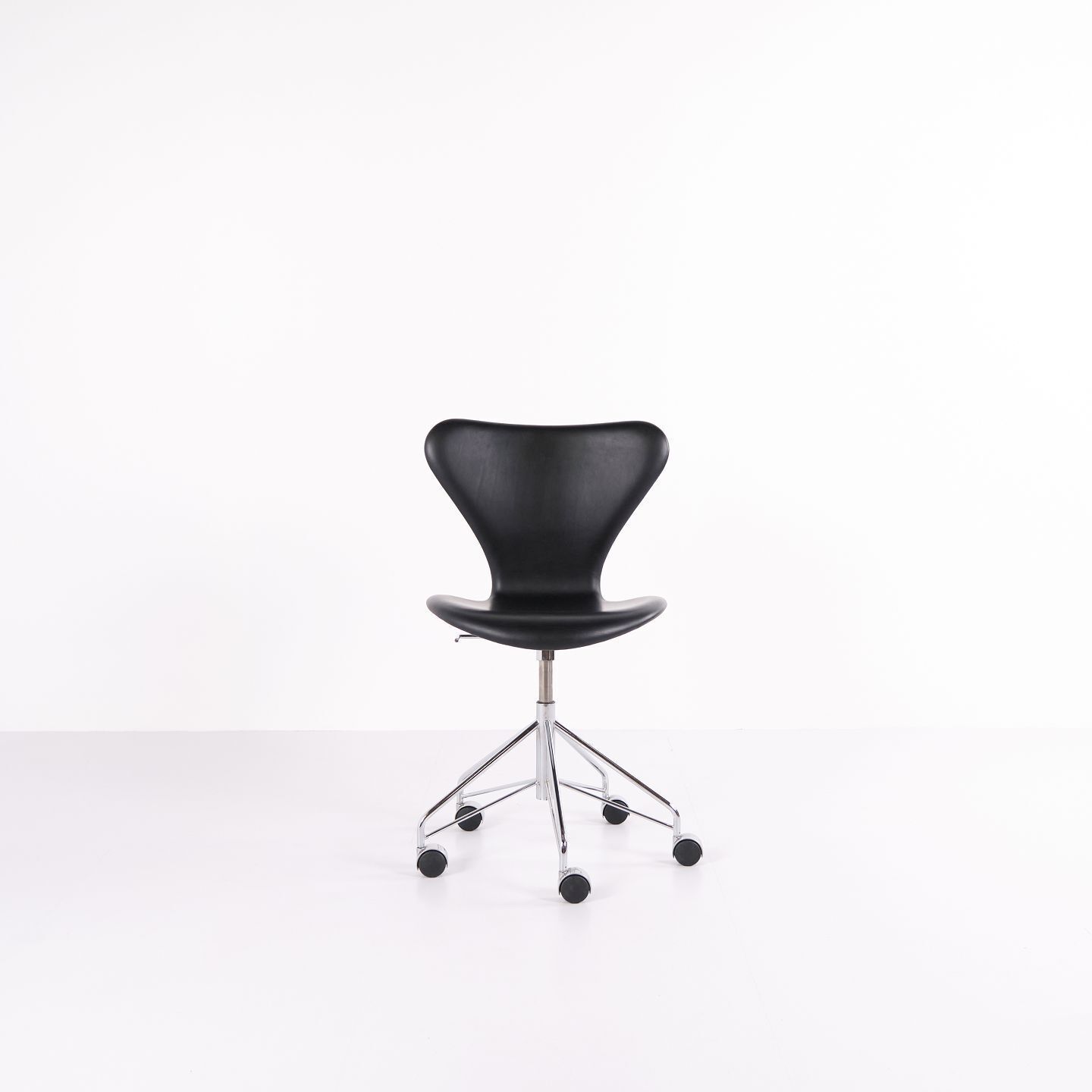 Seven Office Chair   Model 3117   Black Leather   Swivel Function   Arne Jacobsen   Fritz Hansen