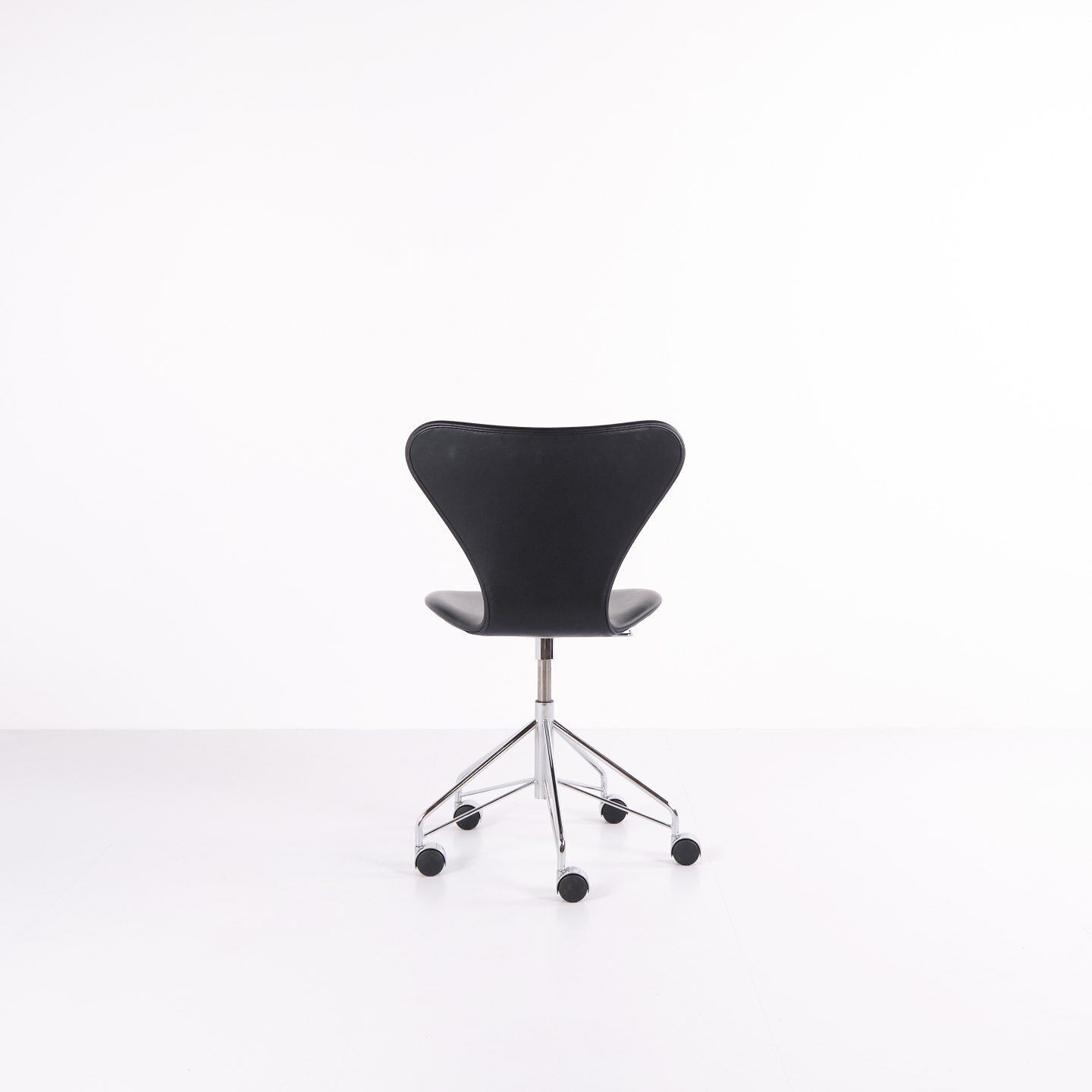 Seven Office Chair   Model 3117   Black Leather   Swivel Function   Arne Jacobsen   Fritz Hansen photo for sale
