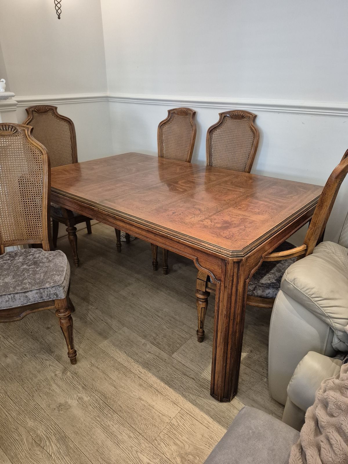 American Fruitwood Dining Table With 2 Carver / 4 Chairs. 2 Extended Leaves