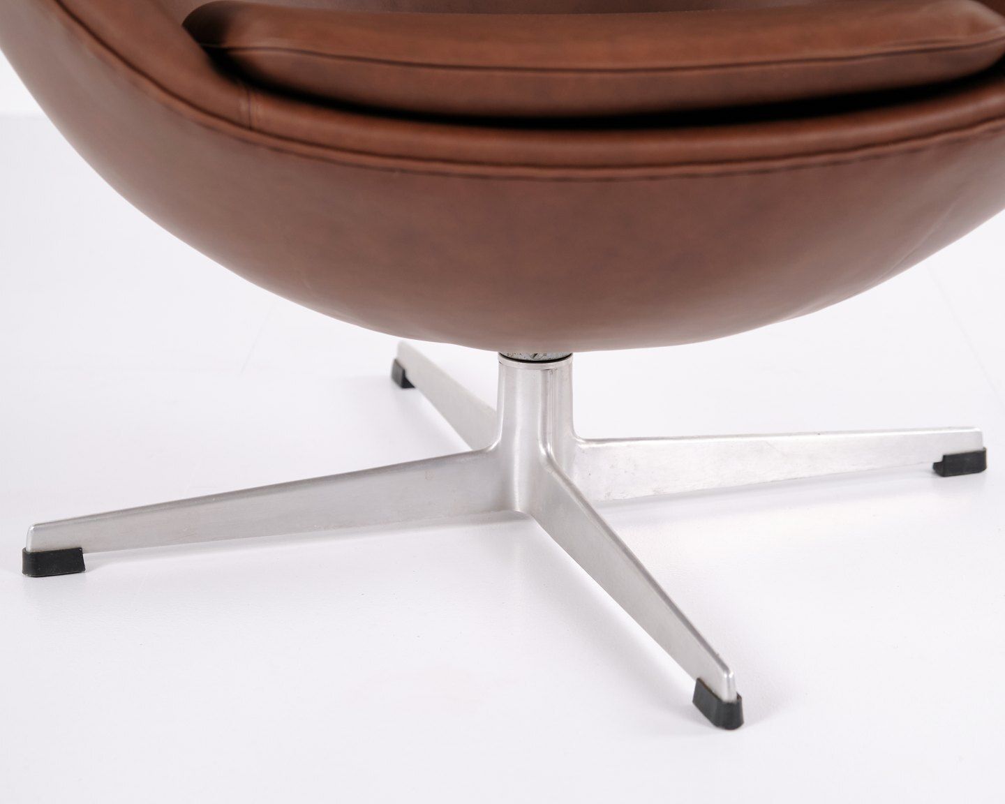 photo for sale The Egg   Model 3316   Brown Leather   Arne Jacobsen   Fritz Hansen