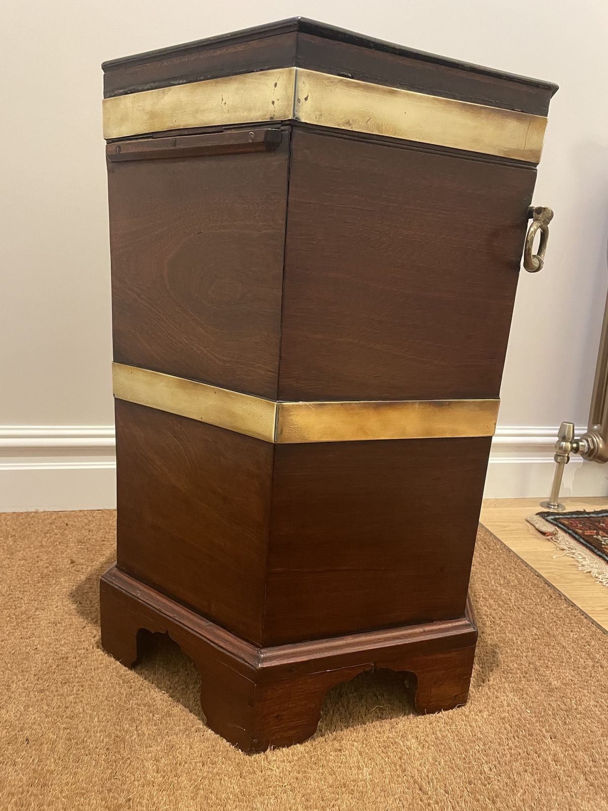 Georgian Mahogany Cellarette photo 350.0