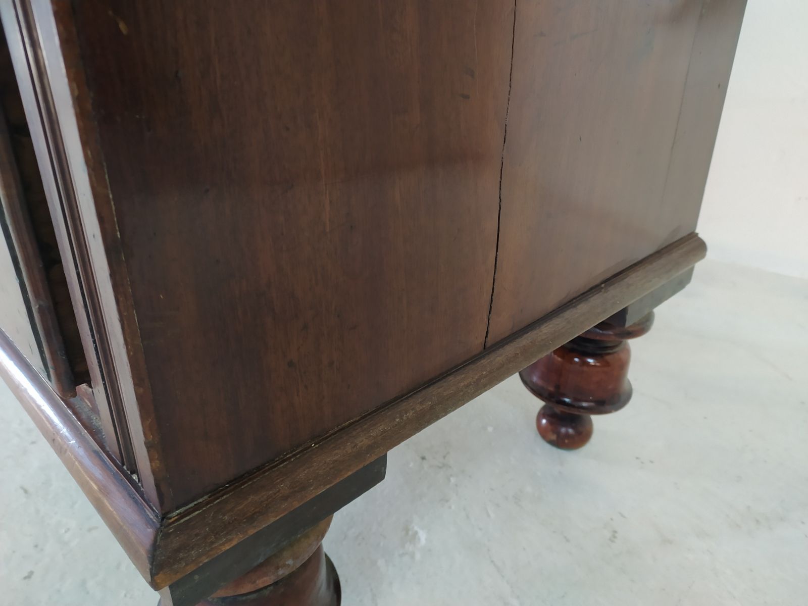 photo vinterior Large Victorian Chest Of Drawers, Mahogany