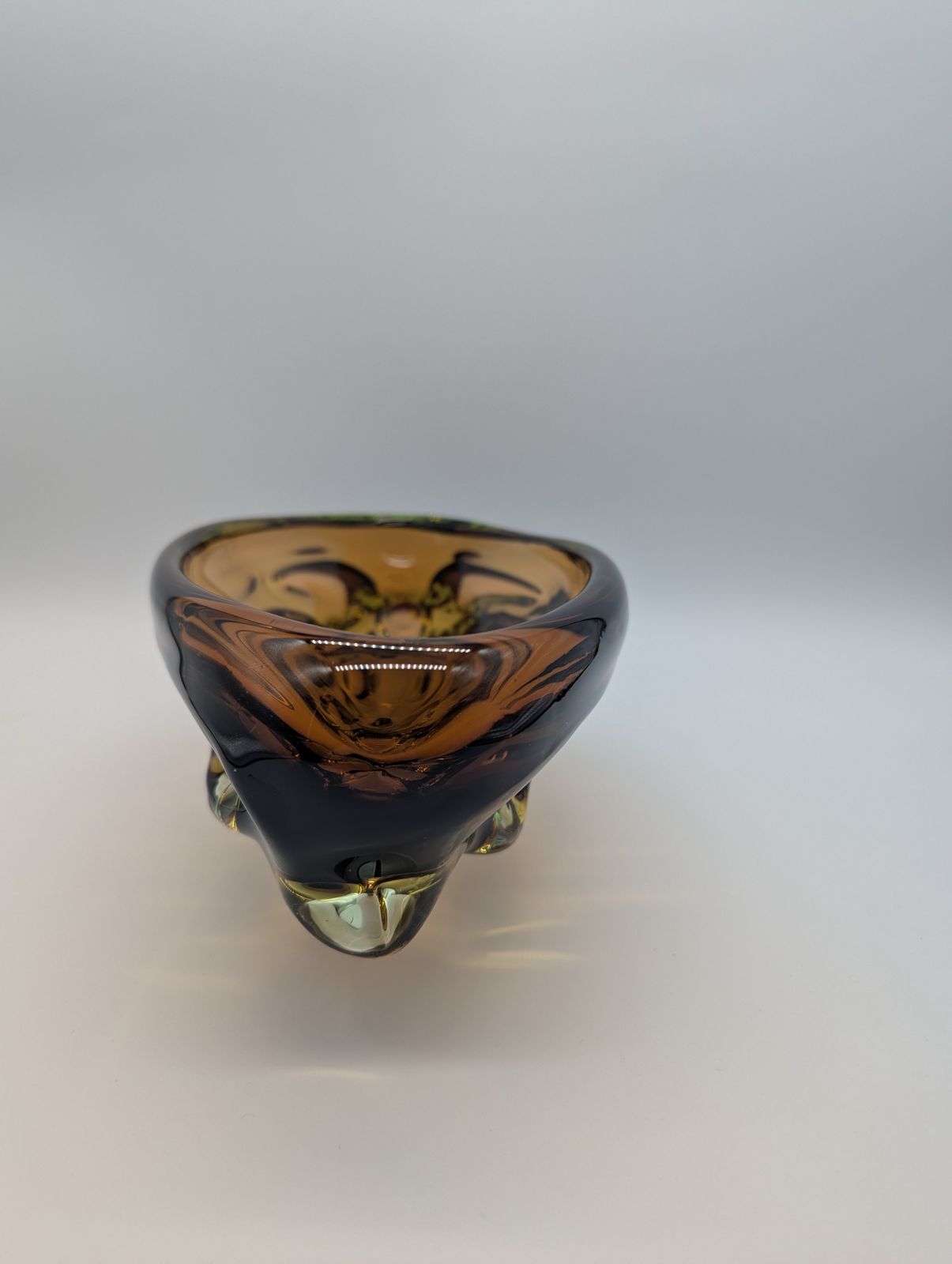 photo furniture Skrdlovice Art Glass Bowl Or Jardinière – Green & Cinnamon Amber, Attributed To Jan Beránek (1950s–60s)