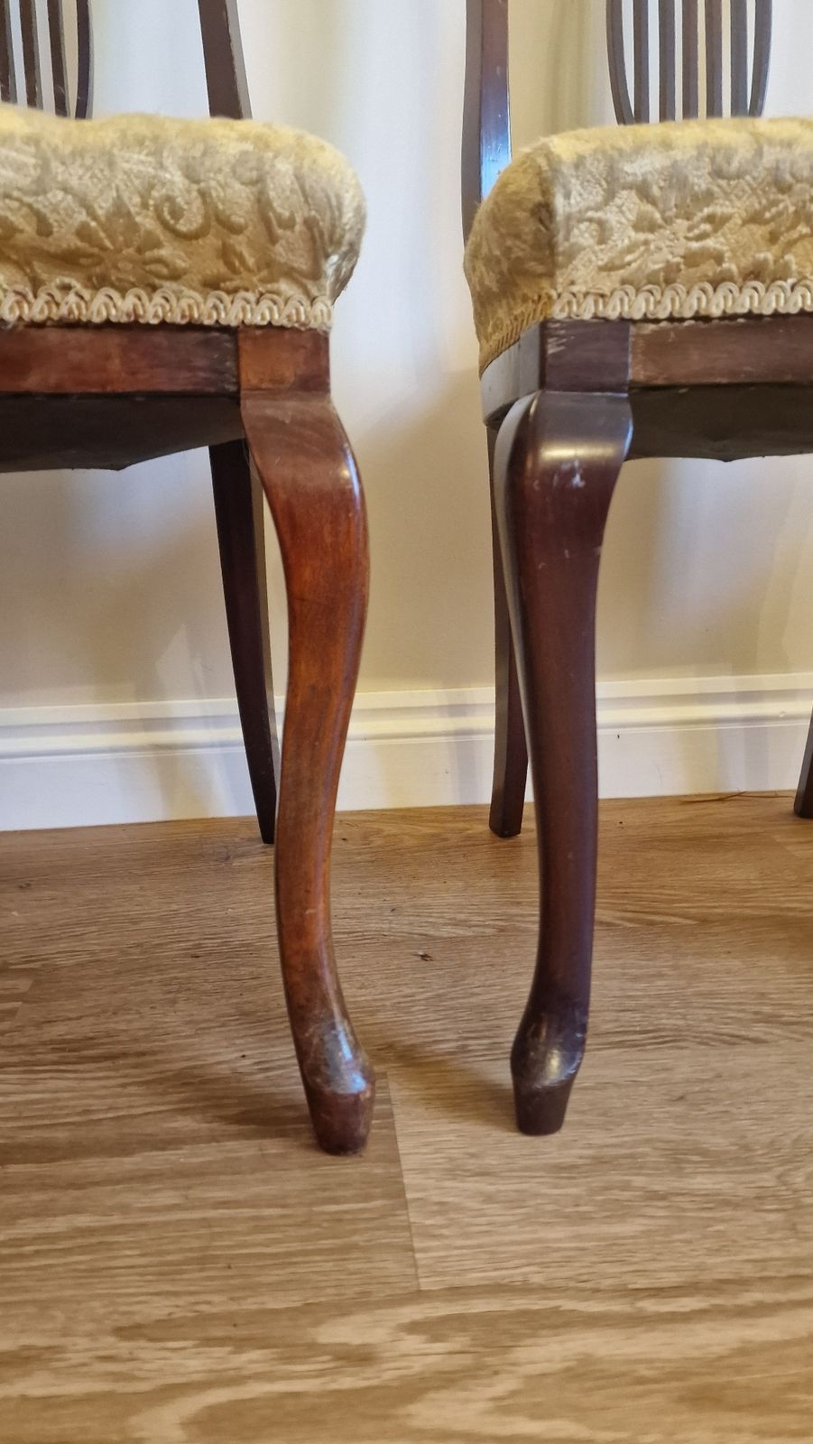 photo furniture Elegant Set Of Four Edwardian Mahogany Rococo Style Dining Chairs