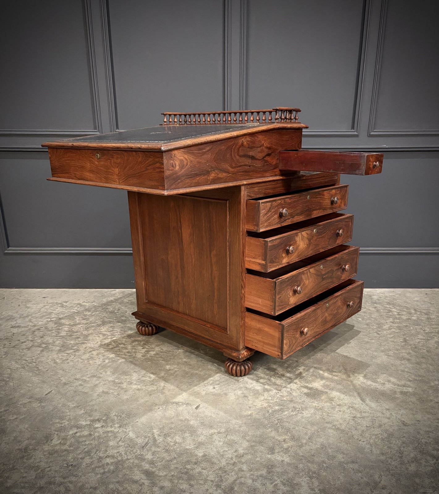 photo vintage Large 19th Century Rosewood Davenport Desk