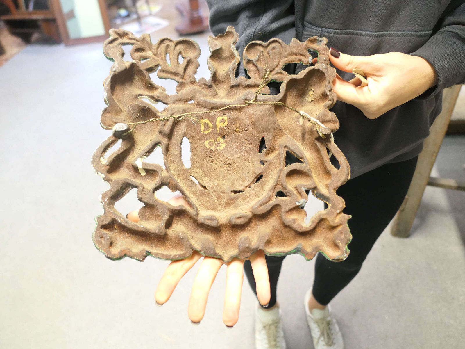 Wall Hanging Victorian Cast Iron Royal Coat Of Arms Shield Plaque photo vinterior