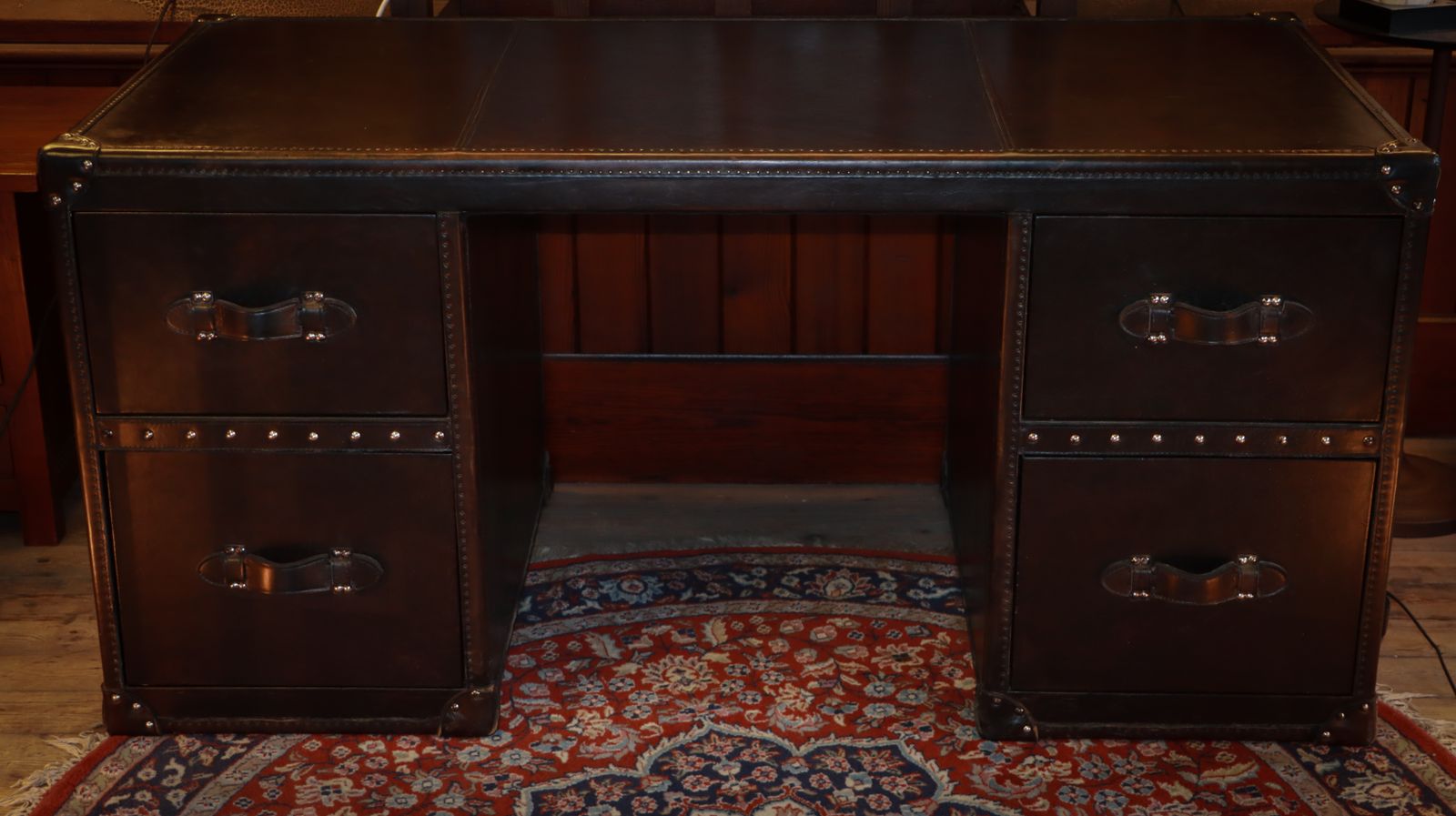 photo vinterior Stunning Timothy Oulton Halo Stoneyhurst Mayfair Leather Desk Destroyed Black