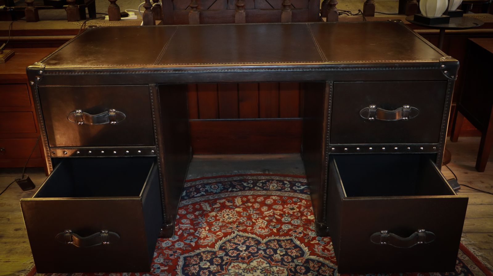 photo vintage Stunning Timothy Oulton Halo Stoneyhurst Mayfair Leather Desk Destroyed Black