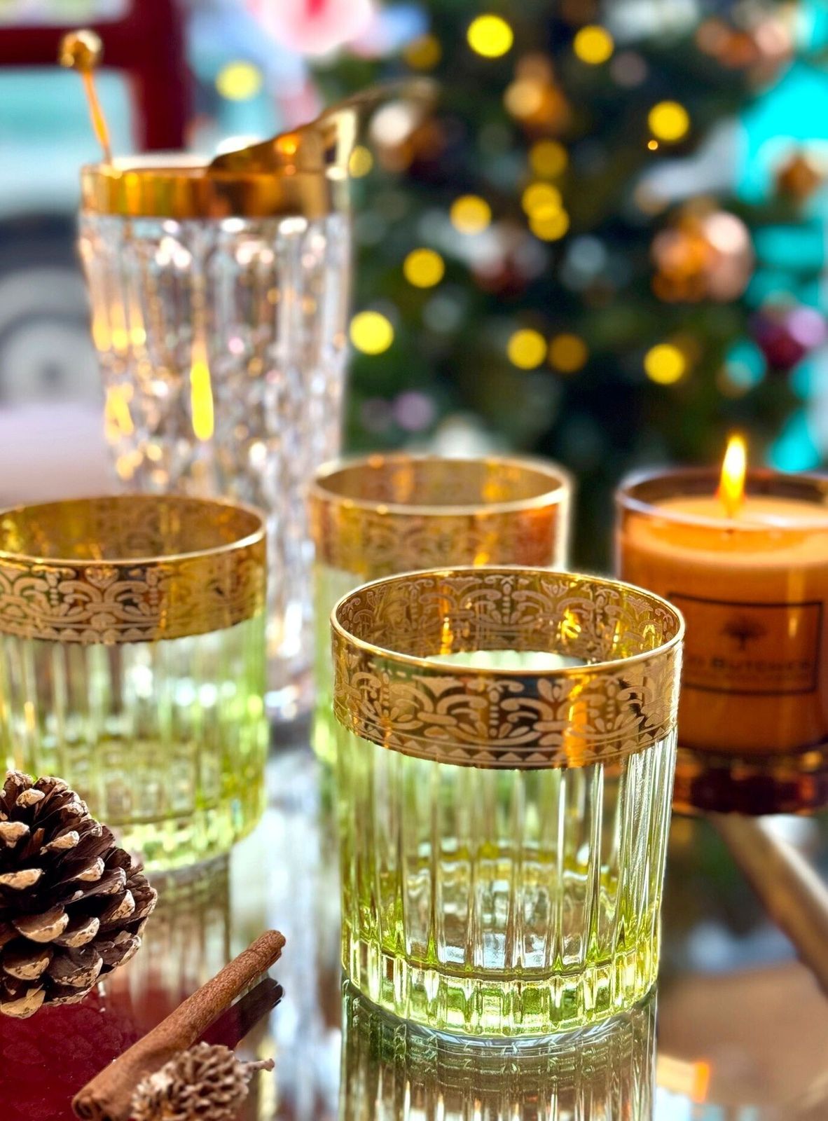photo vintage A Set Of Six Italian Artemisia Green Crystal Tumblers With 24 Ct Gold Decoration