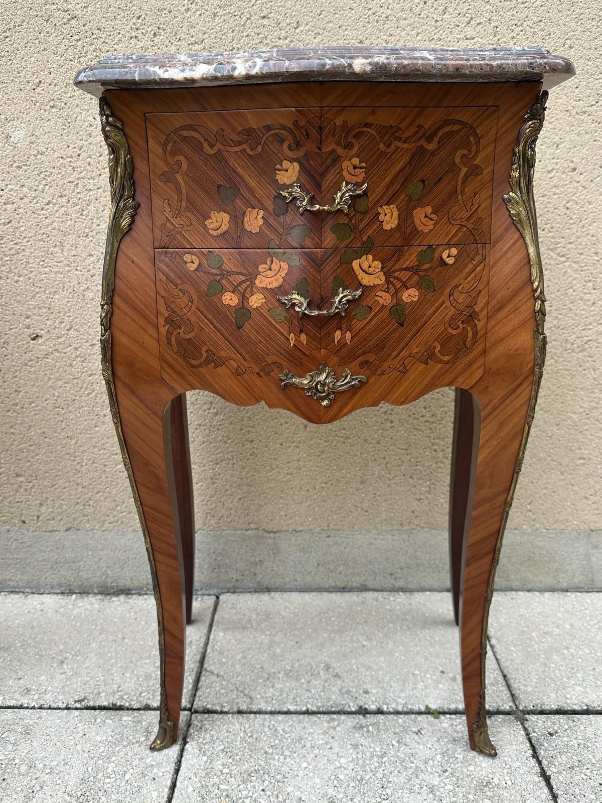 photo vintage Pair Of French Antique Marquetry Bedside Tables Cabinets
