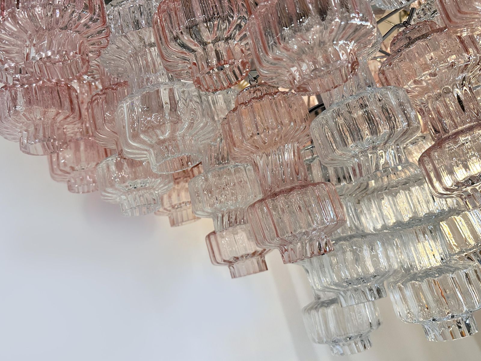 Romantic Venetian Pink "Rigadin Manubri" Murano Glass Chandelier In Venini Style photo vinterior