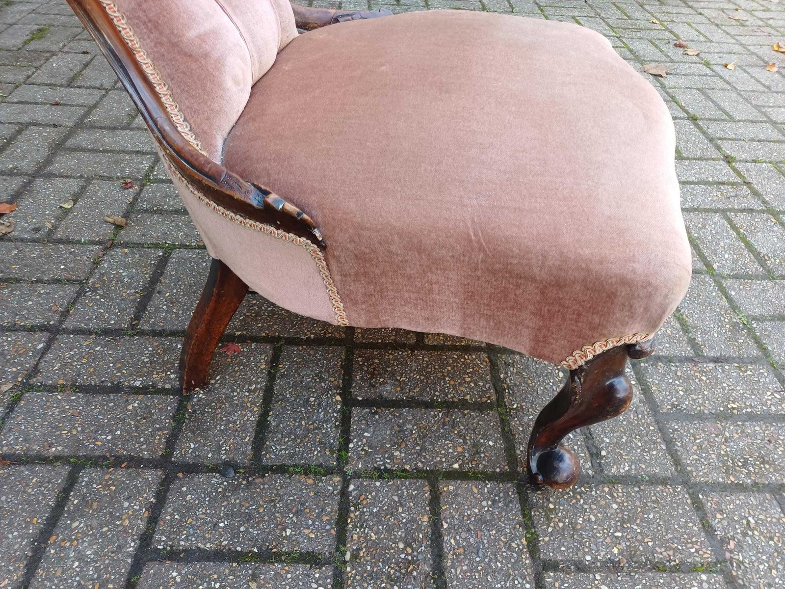 photo vintage Antique Victorian Spoon Back Chair, Carved Mahogany Nursing Chair Deep Button Velvet Upholstery 19th Century Accent Chair Free Hand Delivery