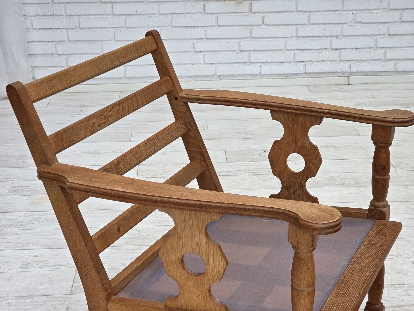 photo vintage 1970s, Danish Armchair, Green Furniture Wool, Solid Oak Wood.