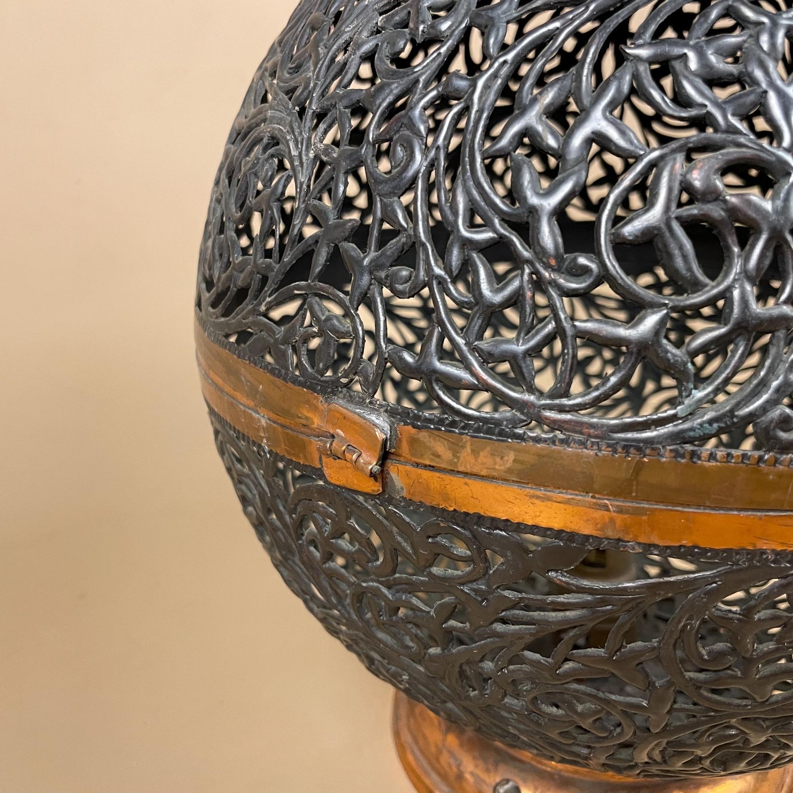 photo vintage Antique Moroccan Copper Metal Lamp Light Bedside Side Table Desk Ornate Detail Vintage Handmade Patterned Ball Round Lantern Marrakech