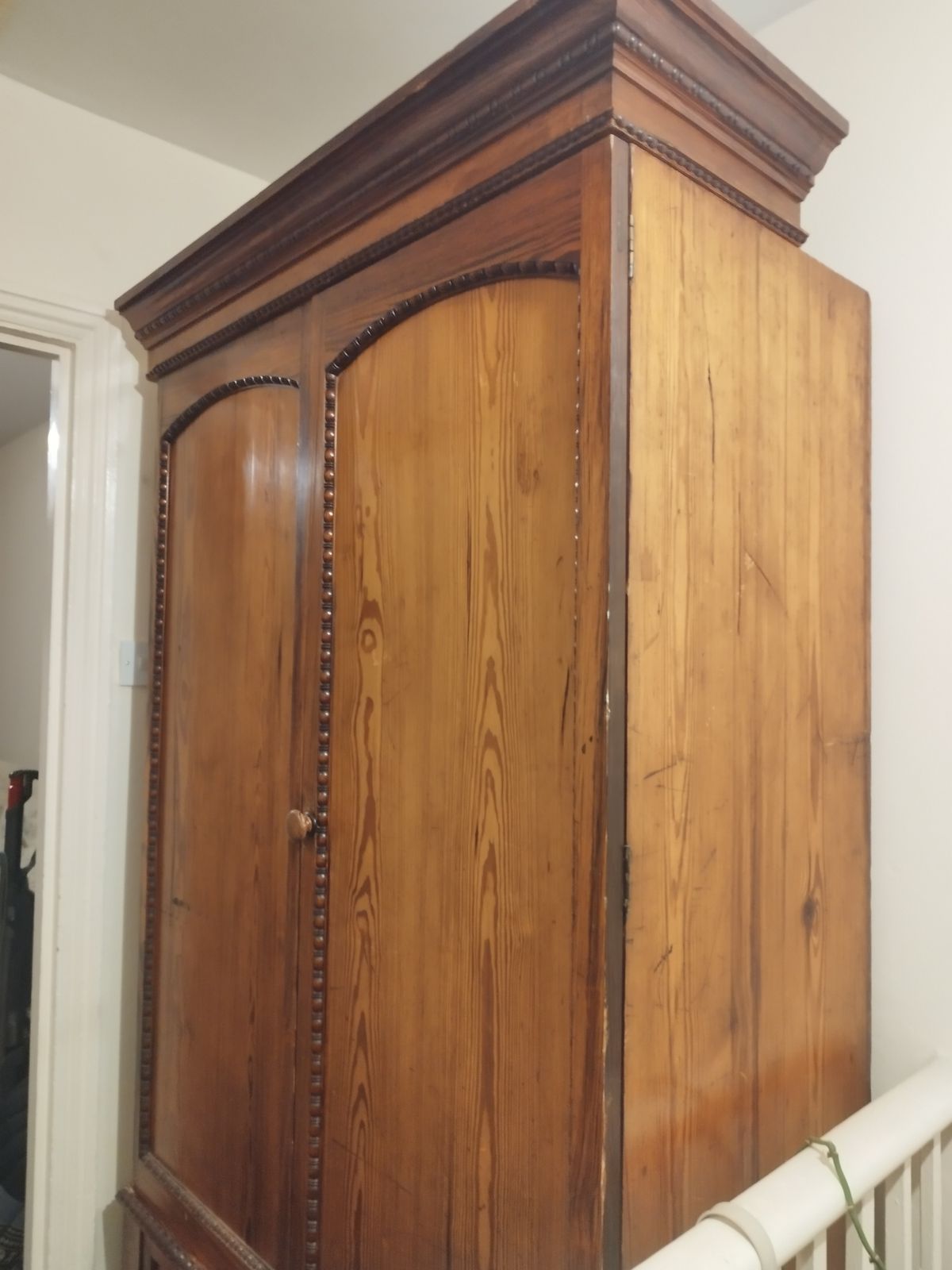 Solid Wood Antique Style Wardrobe – Beautiful Carved Detailing – Excellent Condition photo vinterior