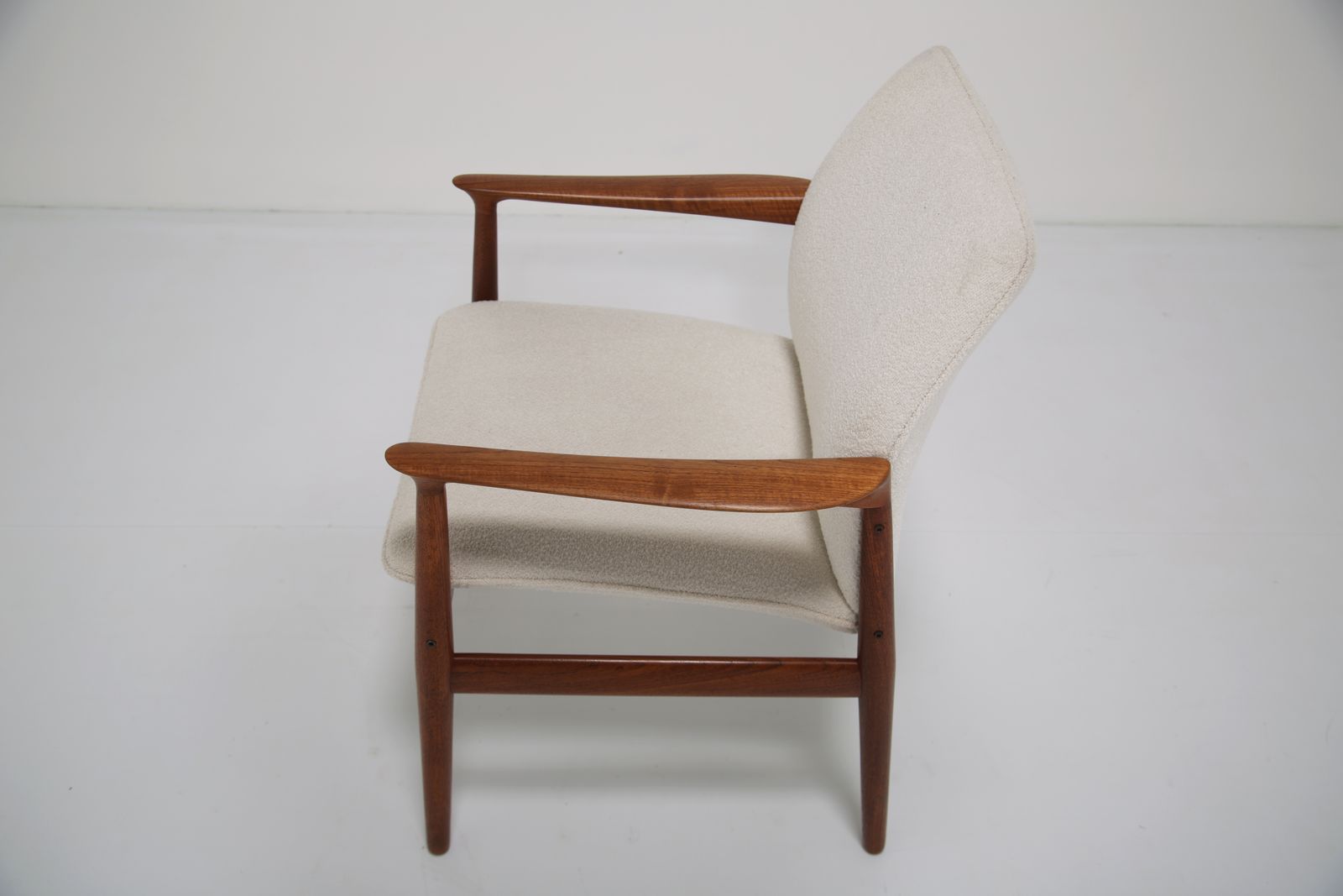 photo vinterior Grete Jalk Model 56 Armchair: Danish Teak & White Bouclé, Sculptural, Denmark, 1960s