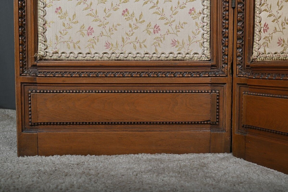 photo vinterior Walnut Screen, Louis XVI Style – Early 20th Century