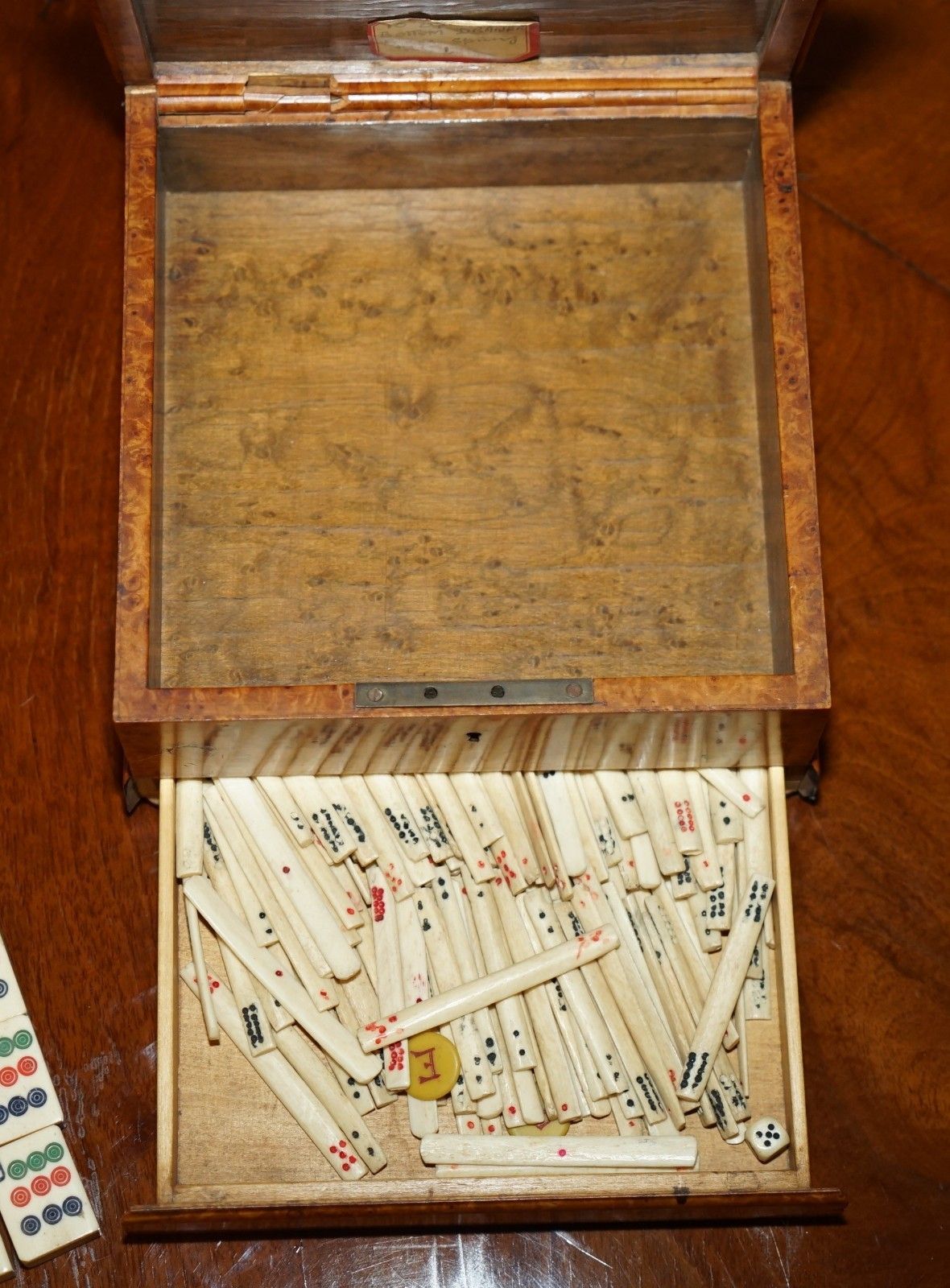 photo vintage Antique Circa 1920 Chinese Mahjong Set + Counters In Original Amboyna Wood Case
