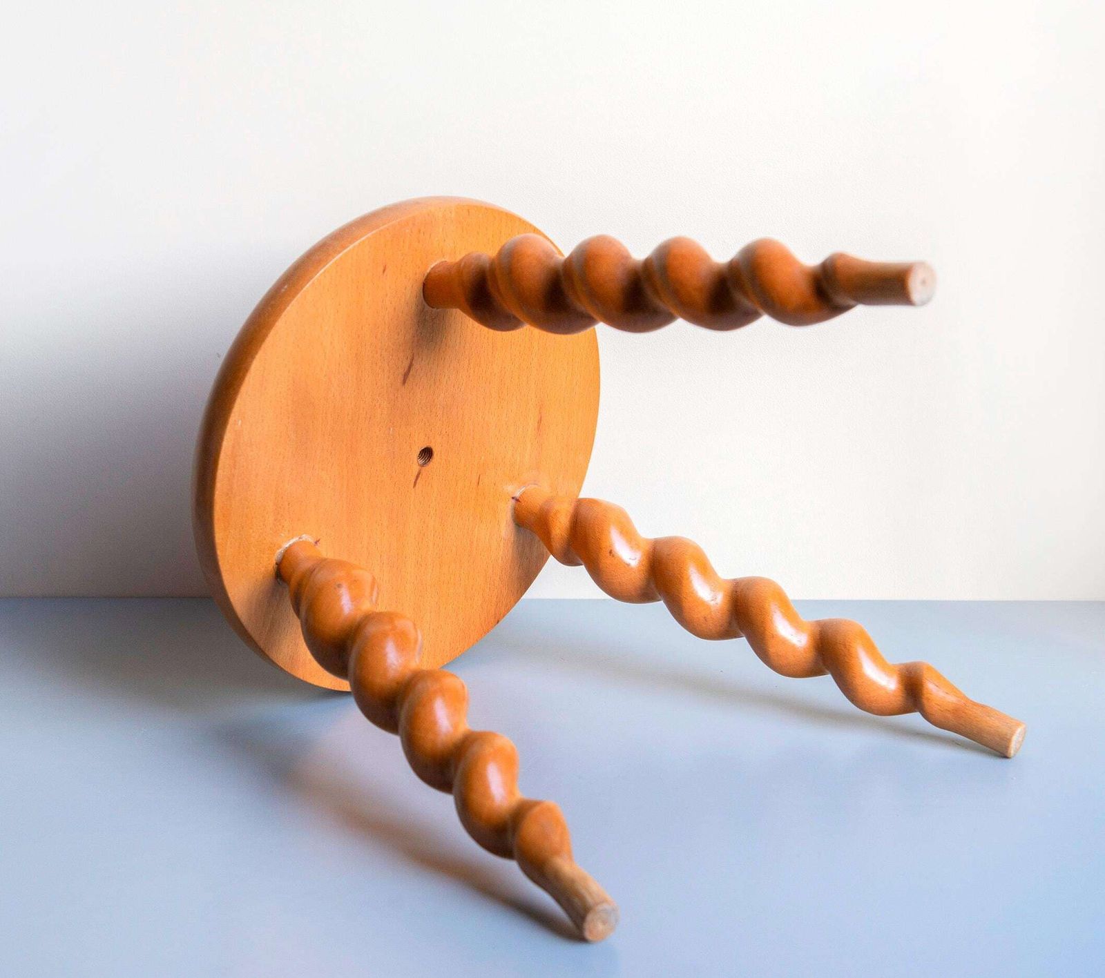 Tabouret de traite vintage français à pieds torsadés, pieds tournés, table d'appoint rustique en bois photo buy