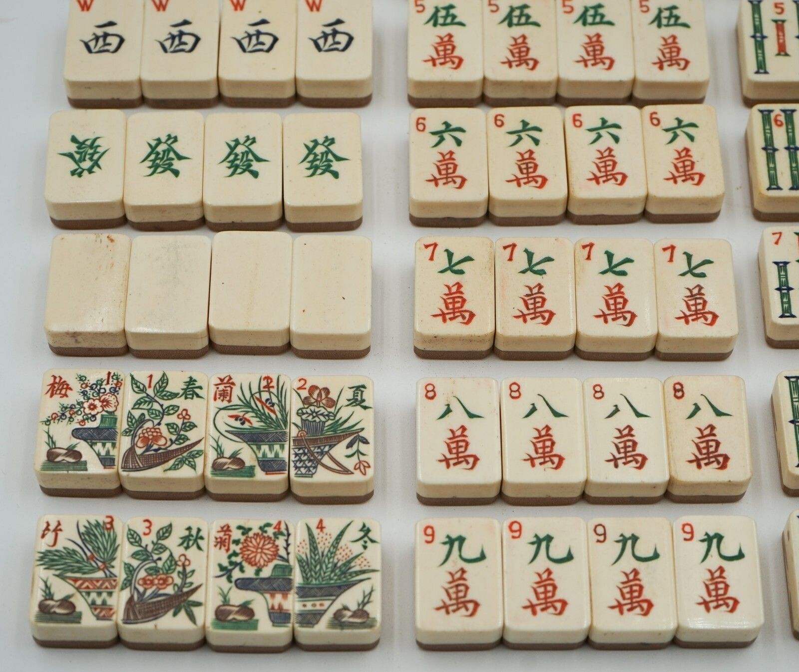 photo vintage Antique Traditional Chinese Mahjong Game Set With 144 Tiles