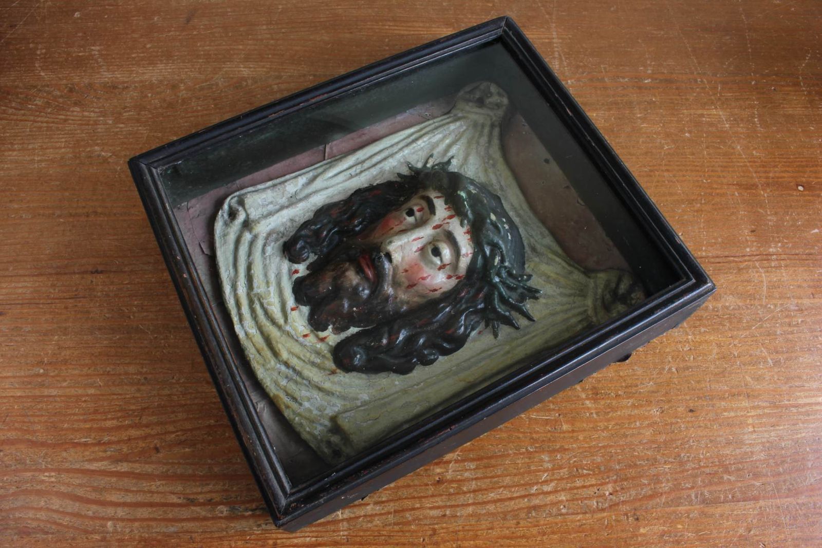 photo vintage Antique Jesus Christ Veil Of Veronica. Papier Mache Display Case. 1800s.