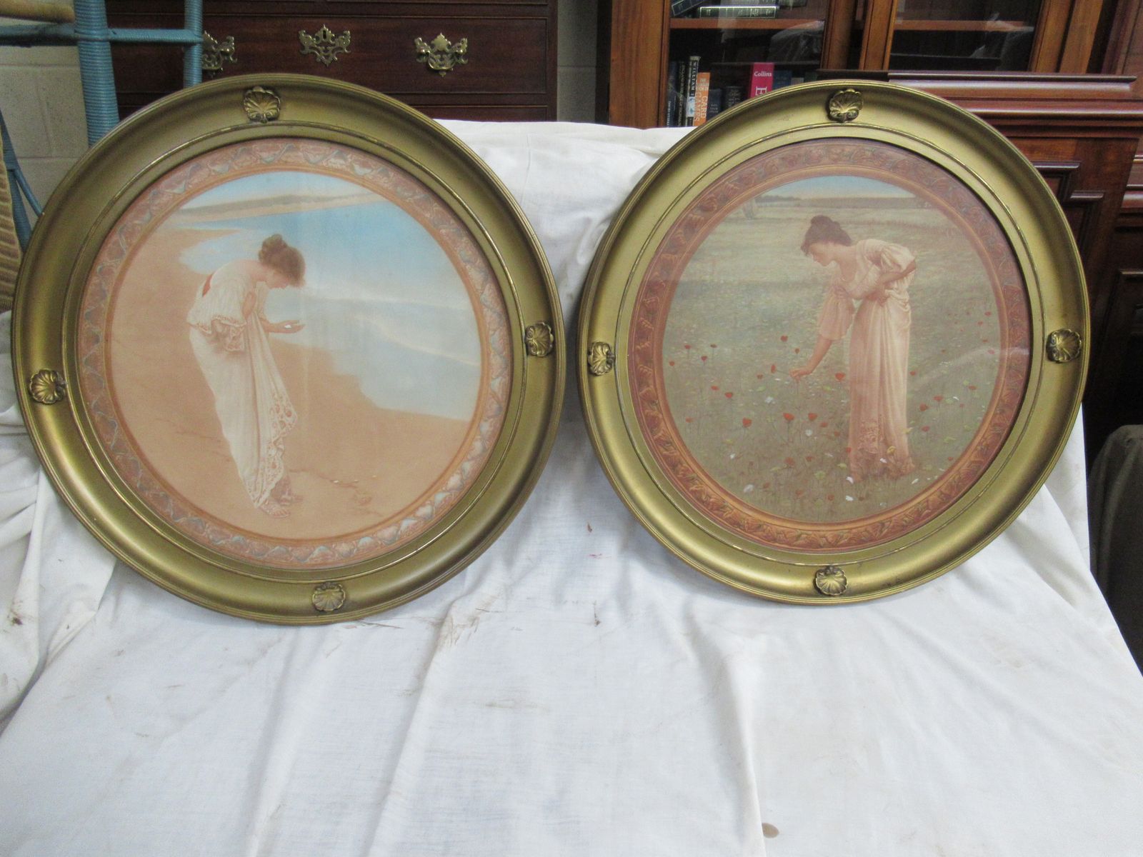 A Pair  Of 1920s Round Gilt Frame  Decorative    Wall Pictures