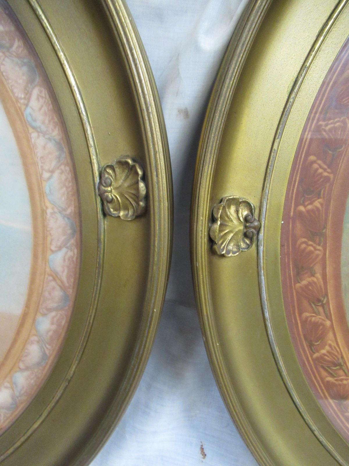 photo furniture A Pair  Of 1920s Round Gilt Frame  Decorative    Wall Pictures