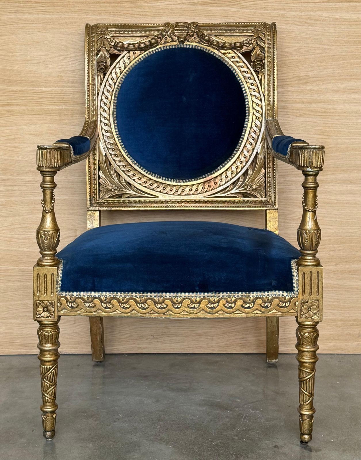 Paire de fauteuils en bois doré de style Louis XVI, revêtement en velours bleu Klein photo for sale
