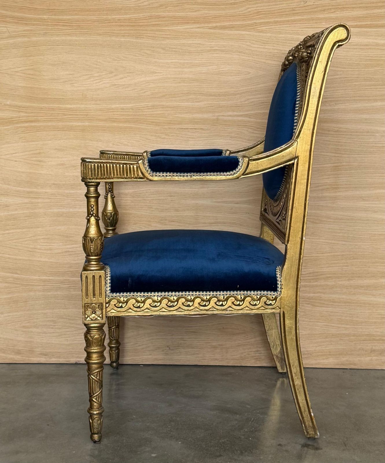 Paire de fauteuils en bois doré de style Louis XVI, revêtement en velours bleu Klein photo 3979.0
