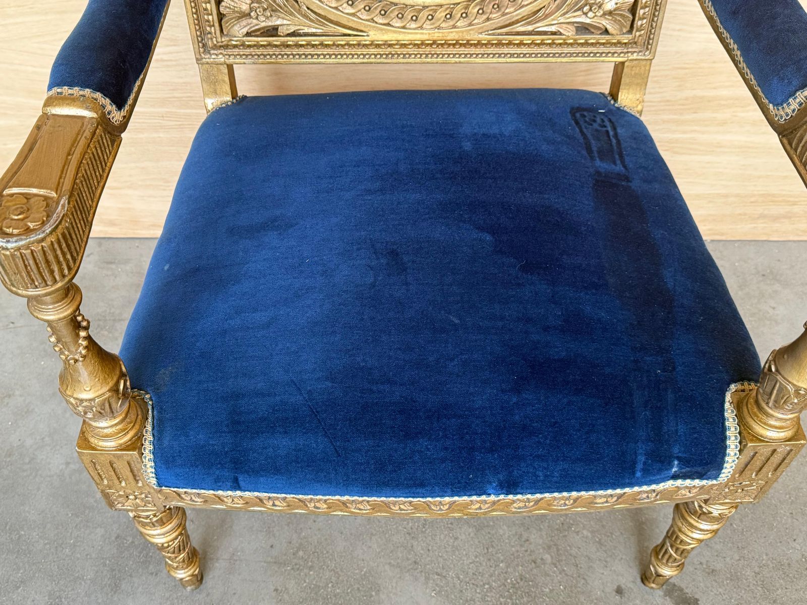 photo vinterior Paire de fauteuils en bois doré de style Louis XVI, revêtement en velours bleu Klein