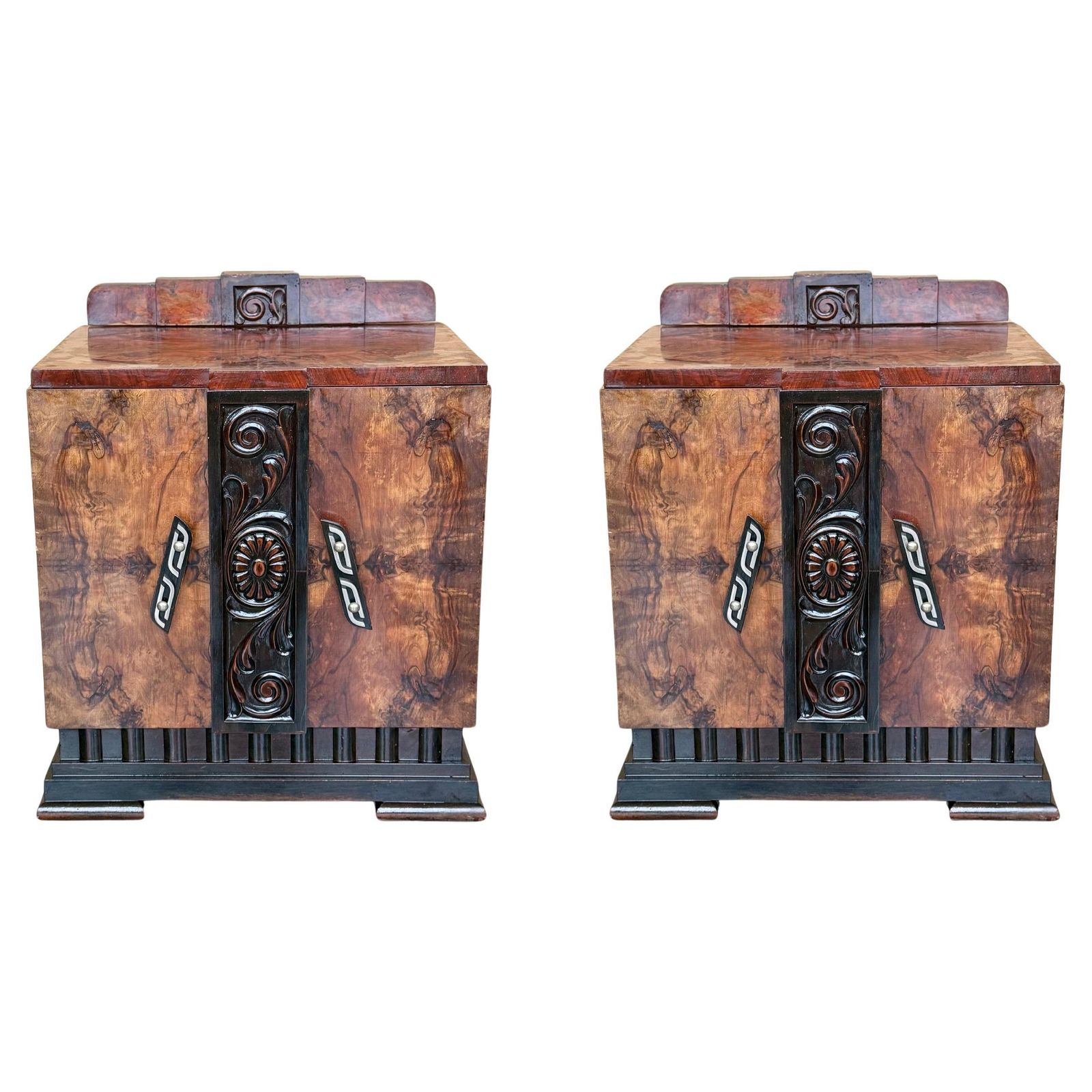 Paire de cabinets de chevet Art déco en loupe de noyer massif