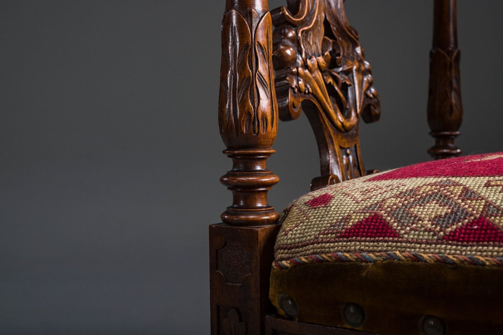 photo vintage 19th Century Italian Renaissance Style Carved Walnut Corner Chairs, Set Of 2