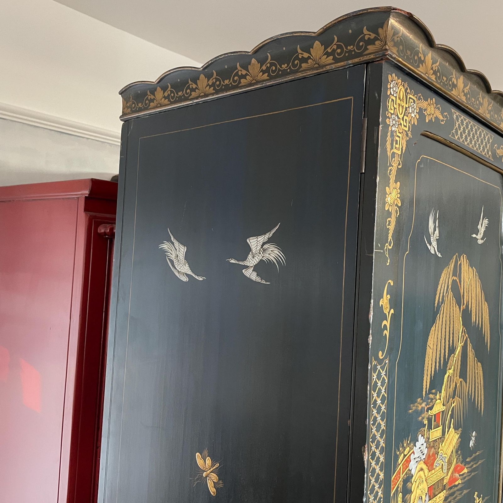 photo furniture Oriental Lacquer Wardrobe Vintage Double Cabinet Painted Chinoiserie Blue Asian Bedroom Hand Decorated Gold Red Furniture Figures Scenes