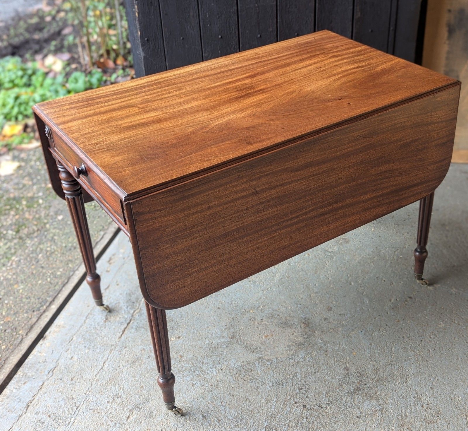 photo vintage Antique Regency Mahogany Drop Leaf Pembroke Table (Delivery Available)