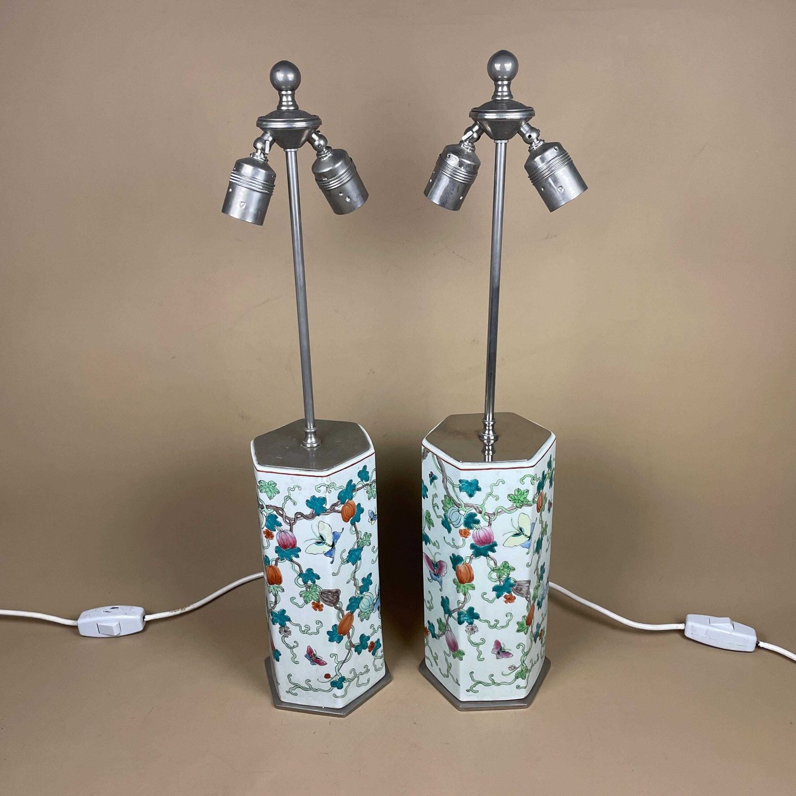 Pair Of Oriental Ceramic Lamps White Floral Patterned Vintage Chinoiserie Porcelain Bedside Table Lighting Lamp Chinese Silver Metal Base photo Lighting