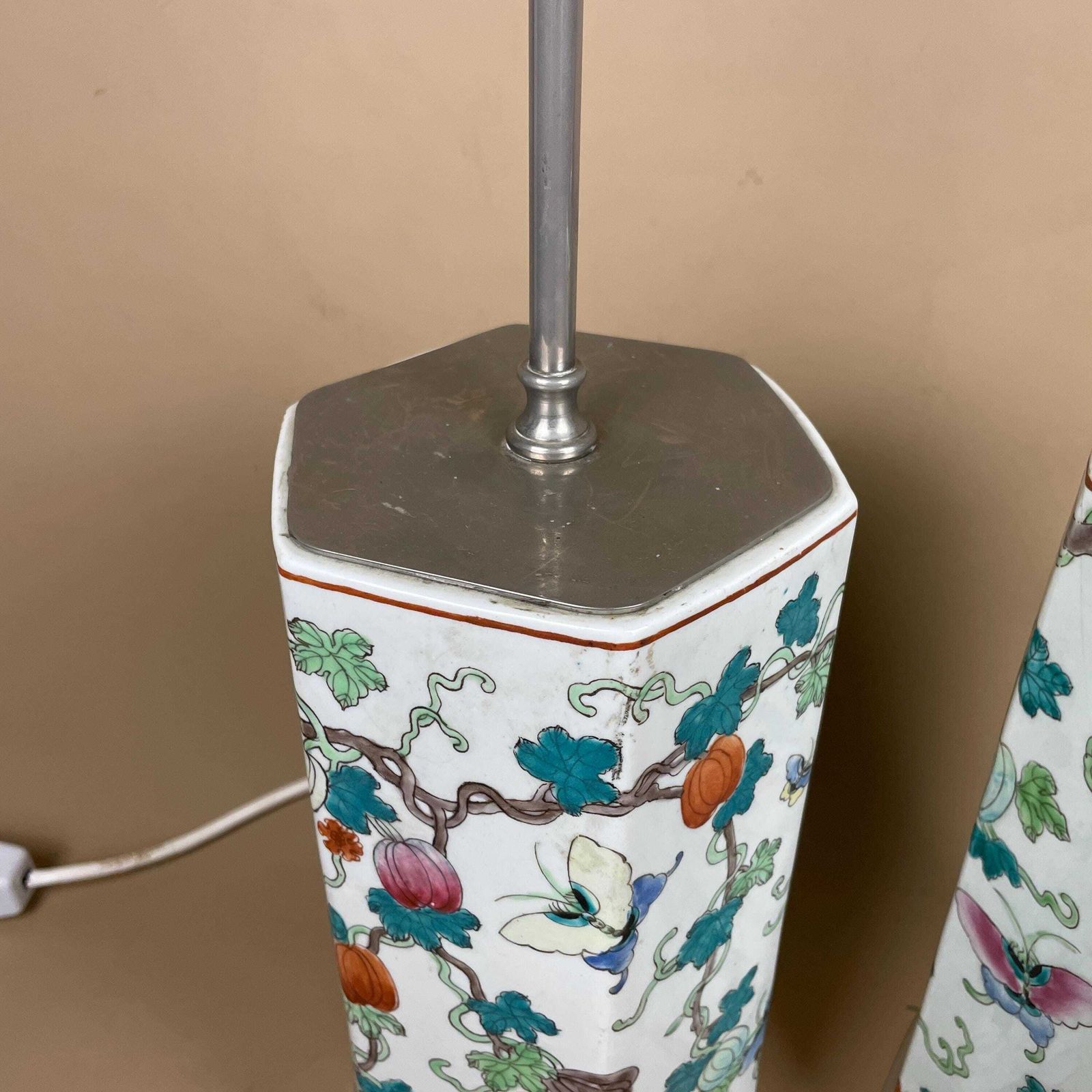 Pair Of Oriental Ceramic Lamps White Floral Patterned Vintage Chinoiserie Porcelain Bedside Table Lighting Lamp Chinese Silver Metal Base photo vinterior