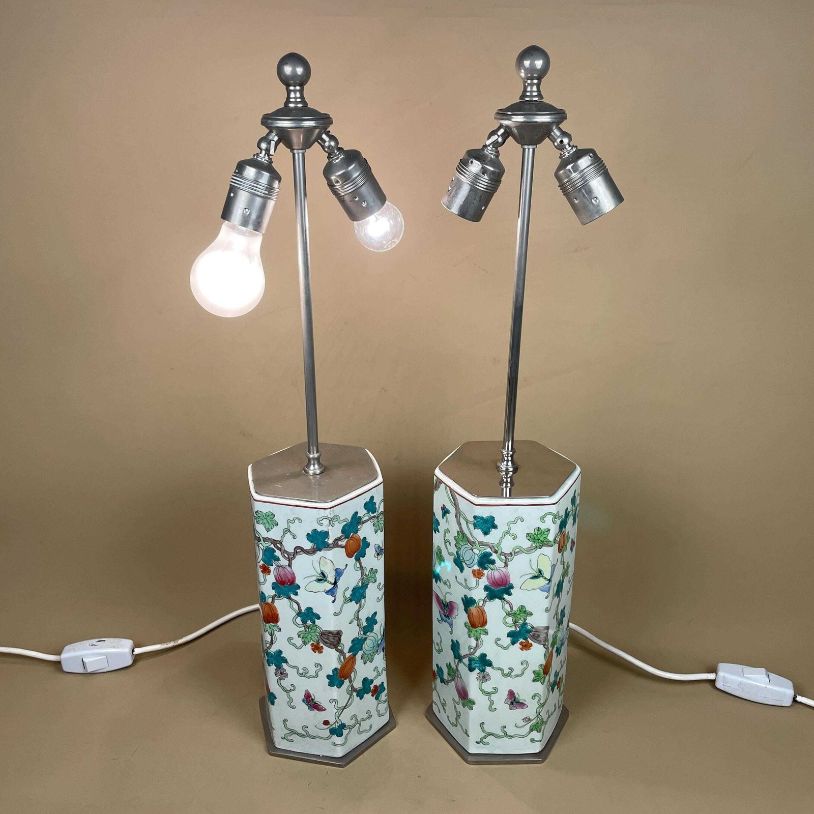 295.0 Pair Of Oriental Ceramic Lamps White Floral Patterned Vintage Chinoiserie Porcelain Bedside Table Lighting Lamp Chinese Silver Metal Base photo