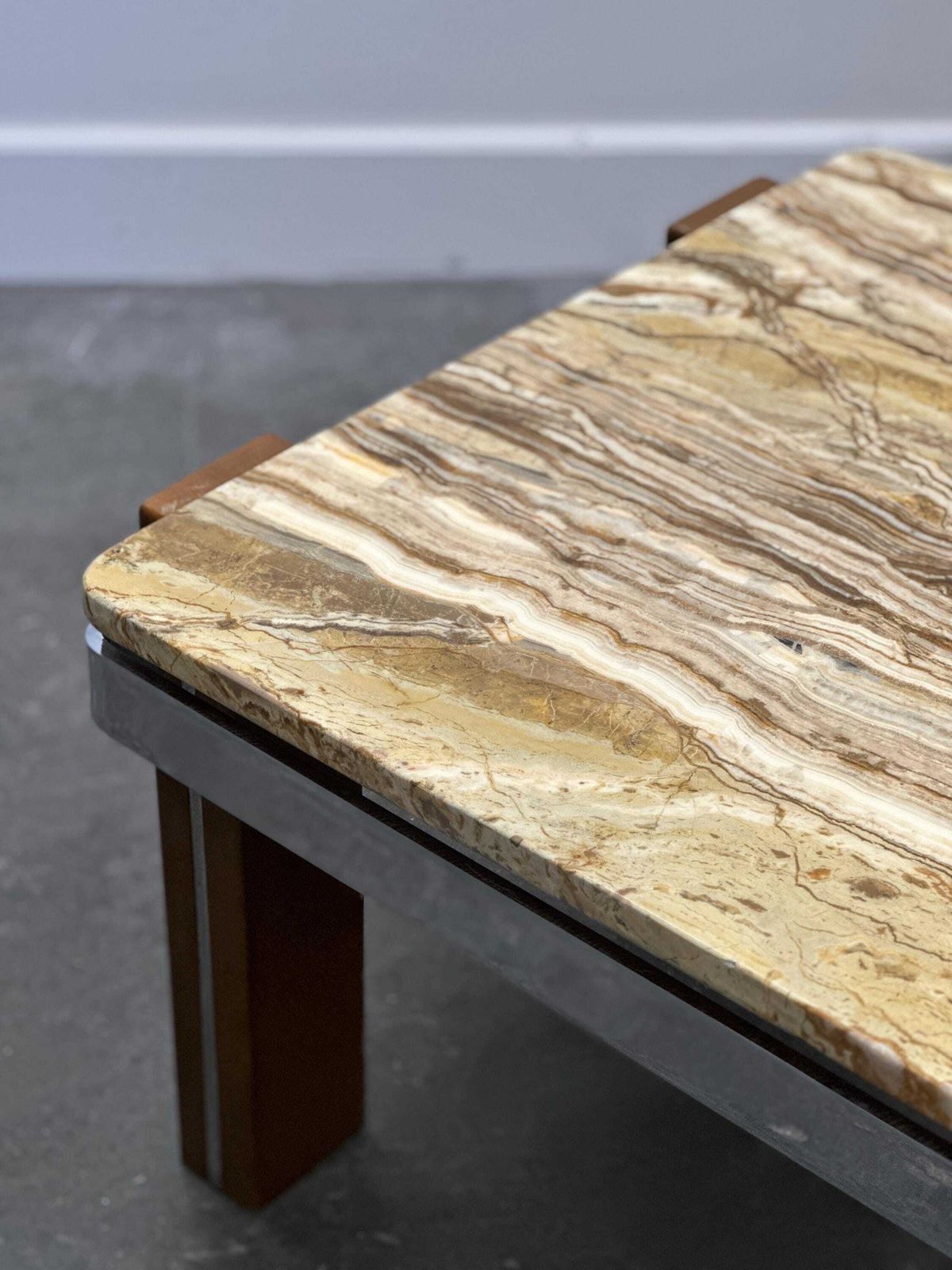 Italiaanse Salontafel Uit De Jaren 1970 In Breccia Sarda Marmer Met Stalen Poten – Karamelkleurige Tinten photo vinterior