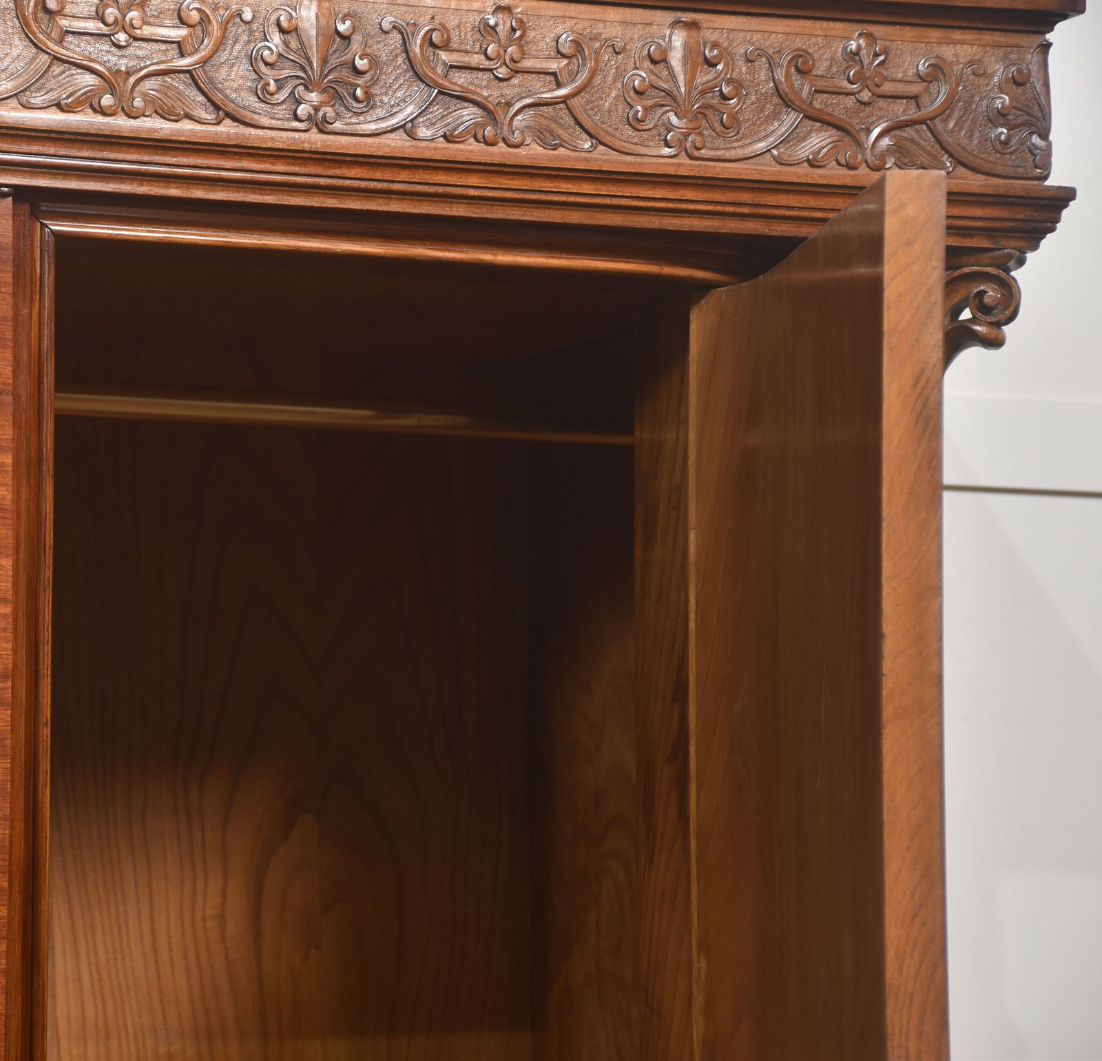 photo vinterior Magnificent Antique Four Door Mahogany Wardrobe