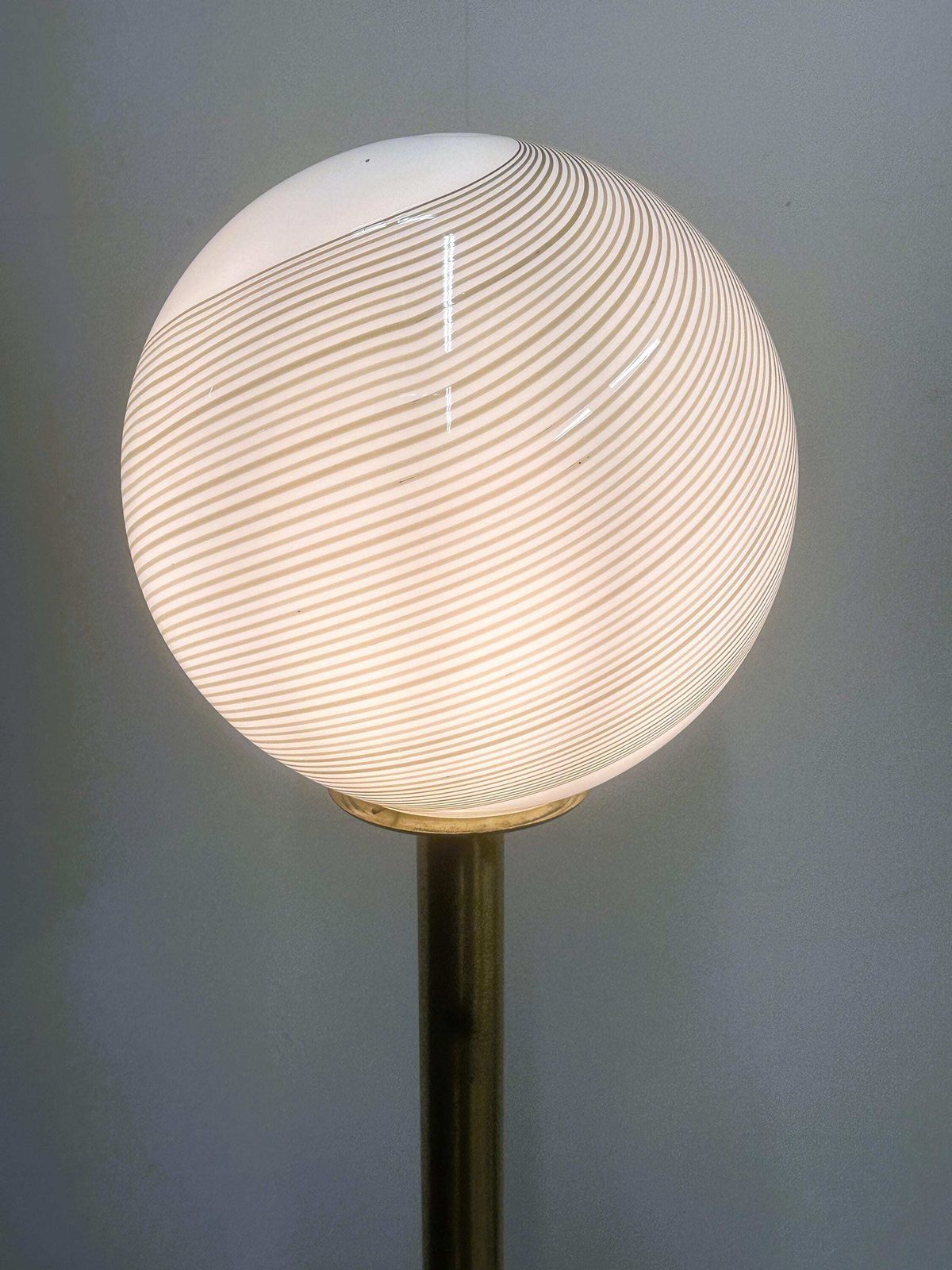 photo for sale Grote Italiaanse Vloerlamp Uit De Jaren 1970 Met Gedraaid Murano Glazen Bol — Sculpturaal En Lichtgevend