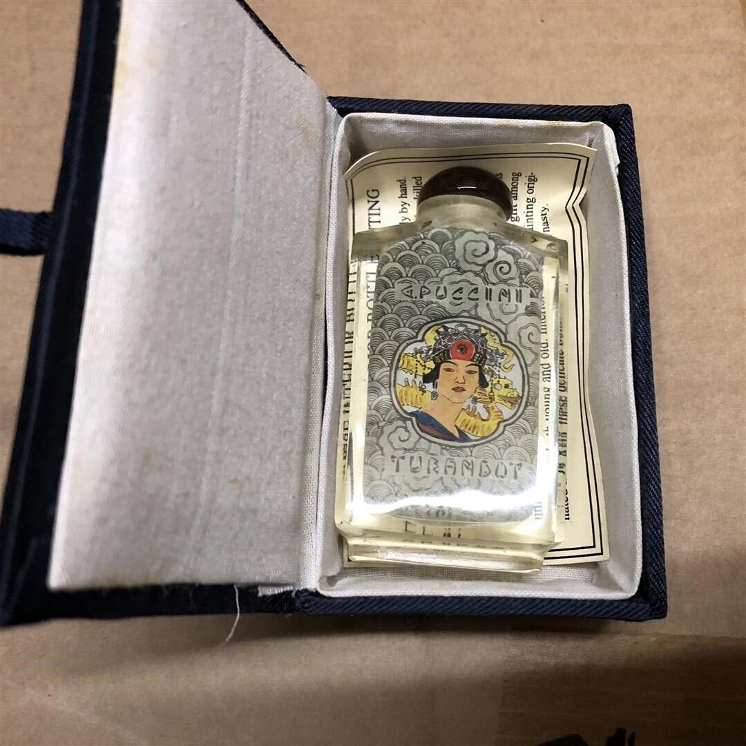photo furniture Small Vintage Chinese Reverse Painted Glass Snuff Bottle For Metropolitan Opera House In Box