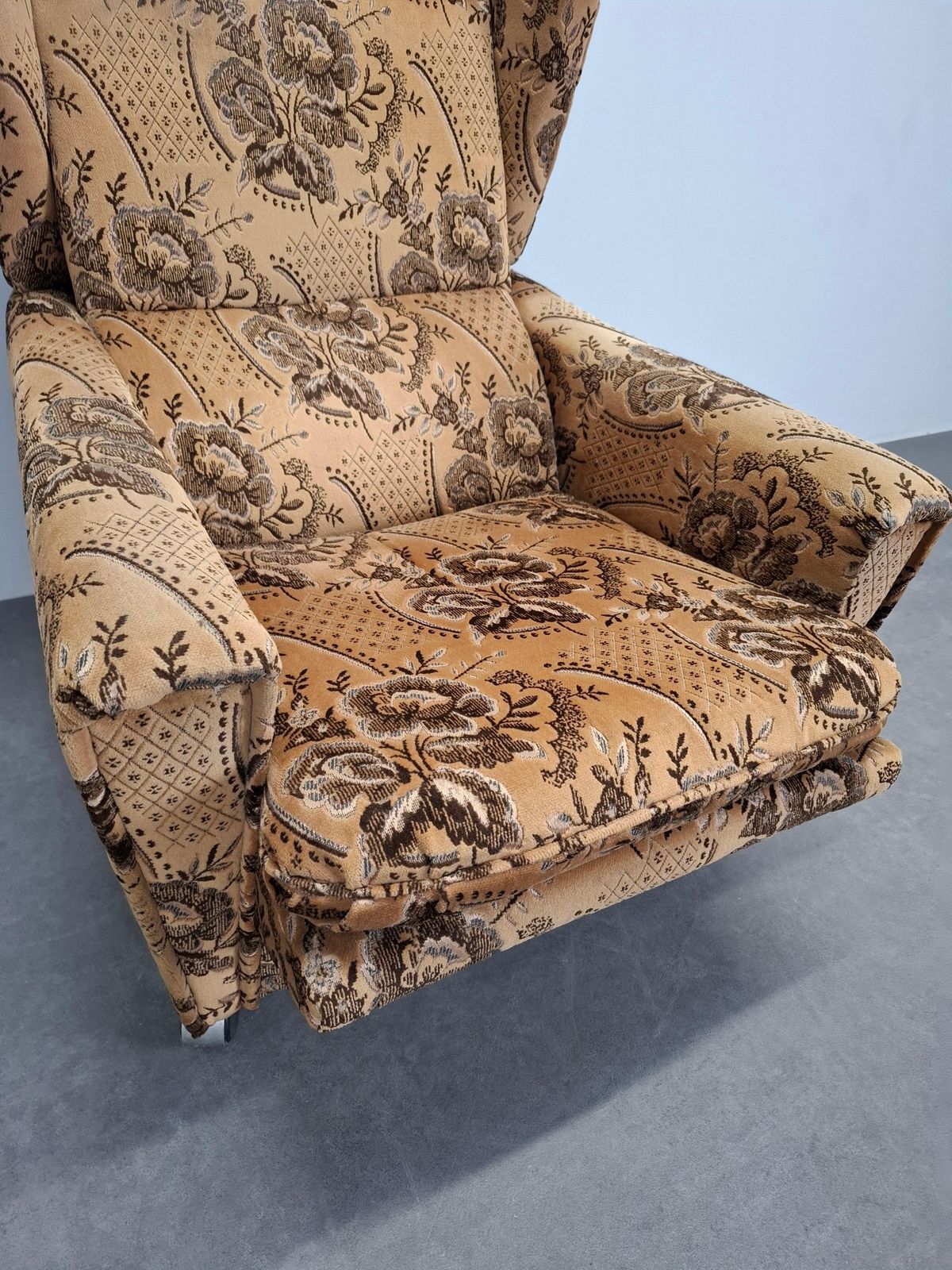 photo vintage Mid Century Czechoslovak Plush Wingback Recliner Chair, 1970s