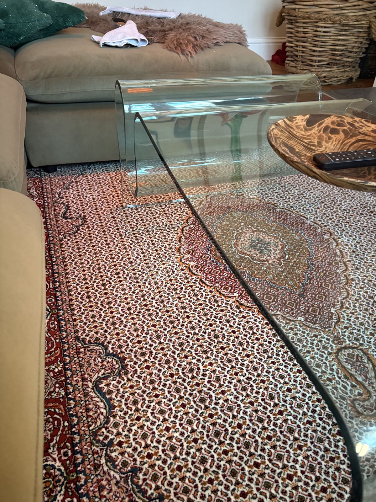 Curved Glass Italian Coffee Table – For Sale In Excellent Condition photo vinterior
