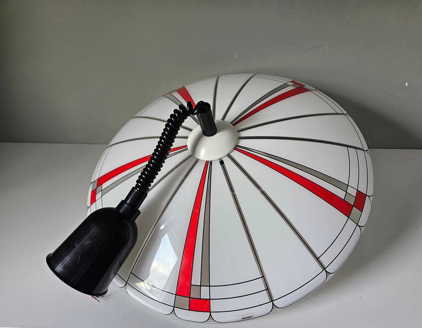 photo vintage Vintage Pendant Lamp – Red & Black Geometric Design