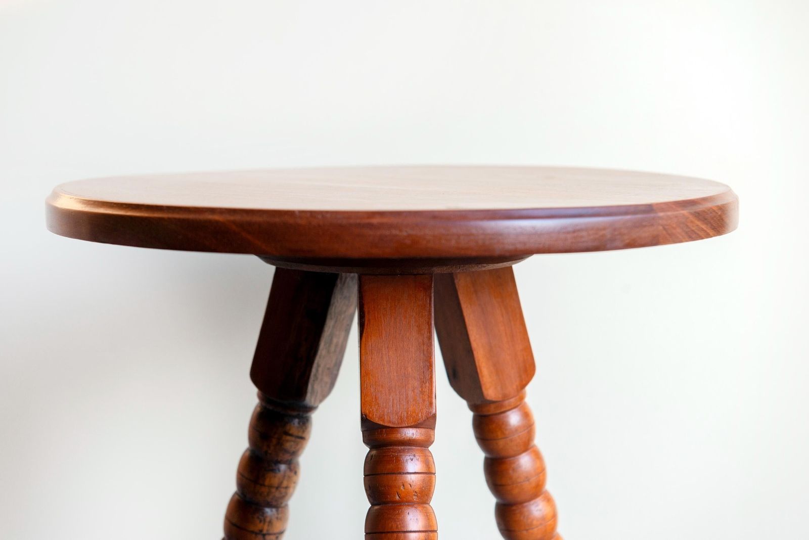Vintage teakhouten ronde bijzettafel met spiltjes poten – Mid-Century houten accenttafel photo buy