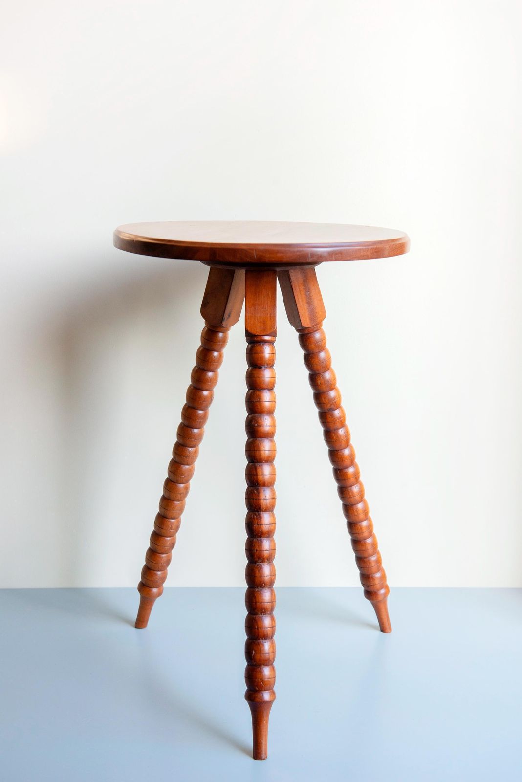 Meubels Vintage teakhouten ronde bijzettafel met spiltjes poten – Mid-Century houten accenttafel photo