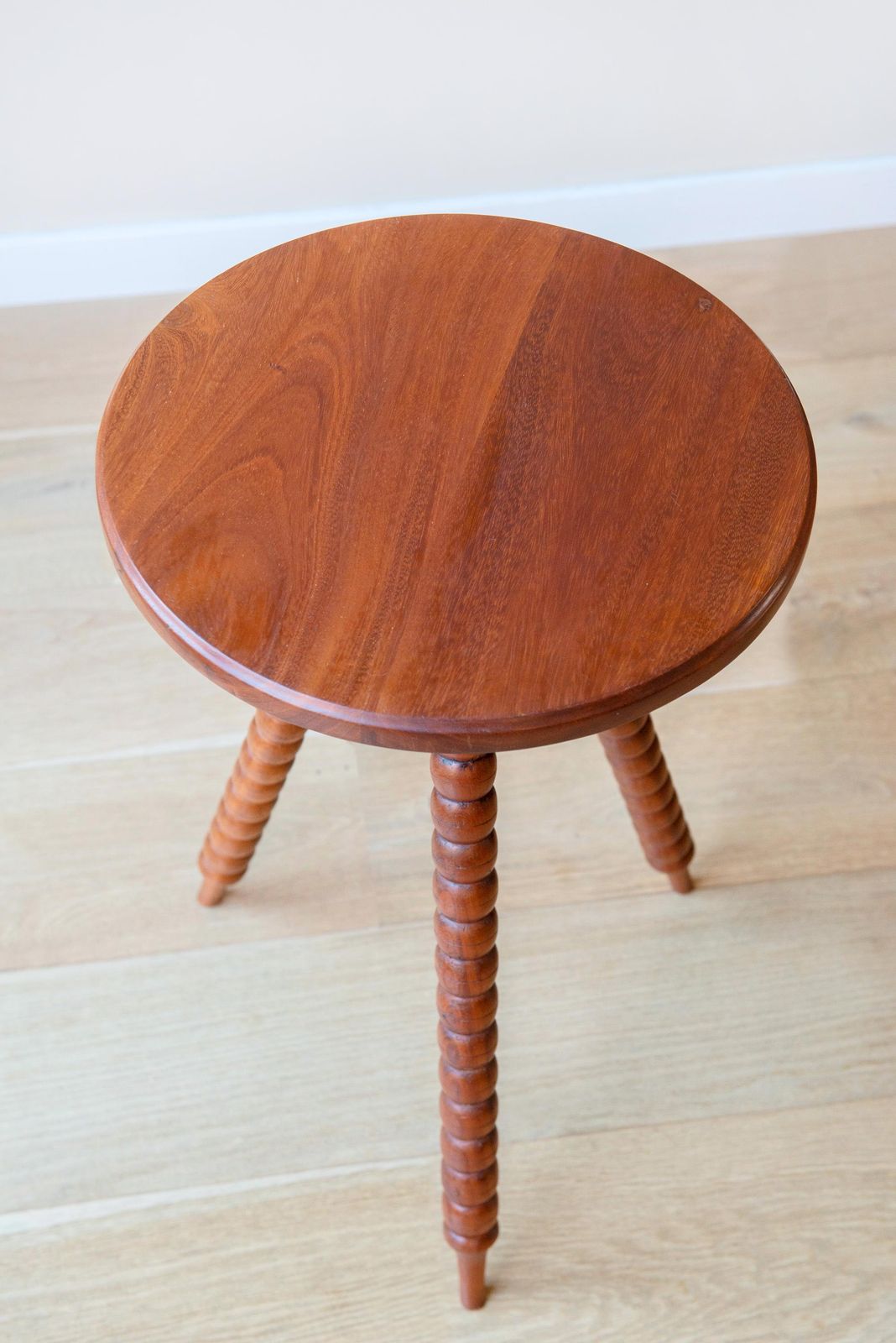 photo vinterior Table d'appoint vintage en teck ronde avec pieds bobine - Mid Century
