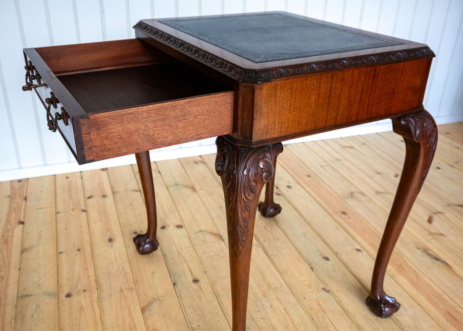 photo vinterior George II Chippendale Style Desk Mahogany Leather Top Antique Consol.E Side Tabl.E Locking Drawer Cabriole Ball And Claw Fine Country House