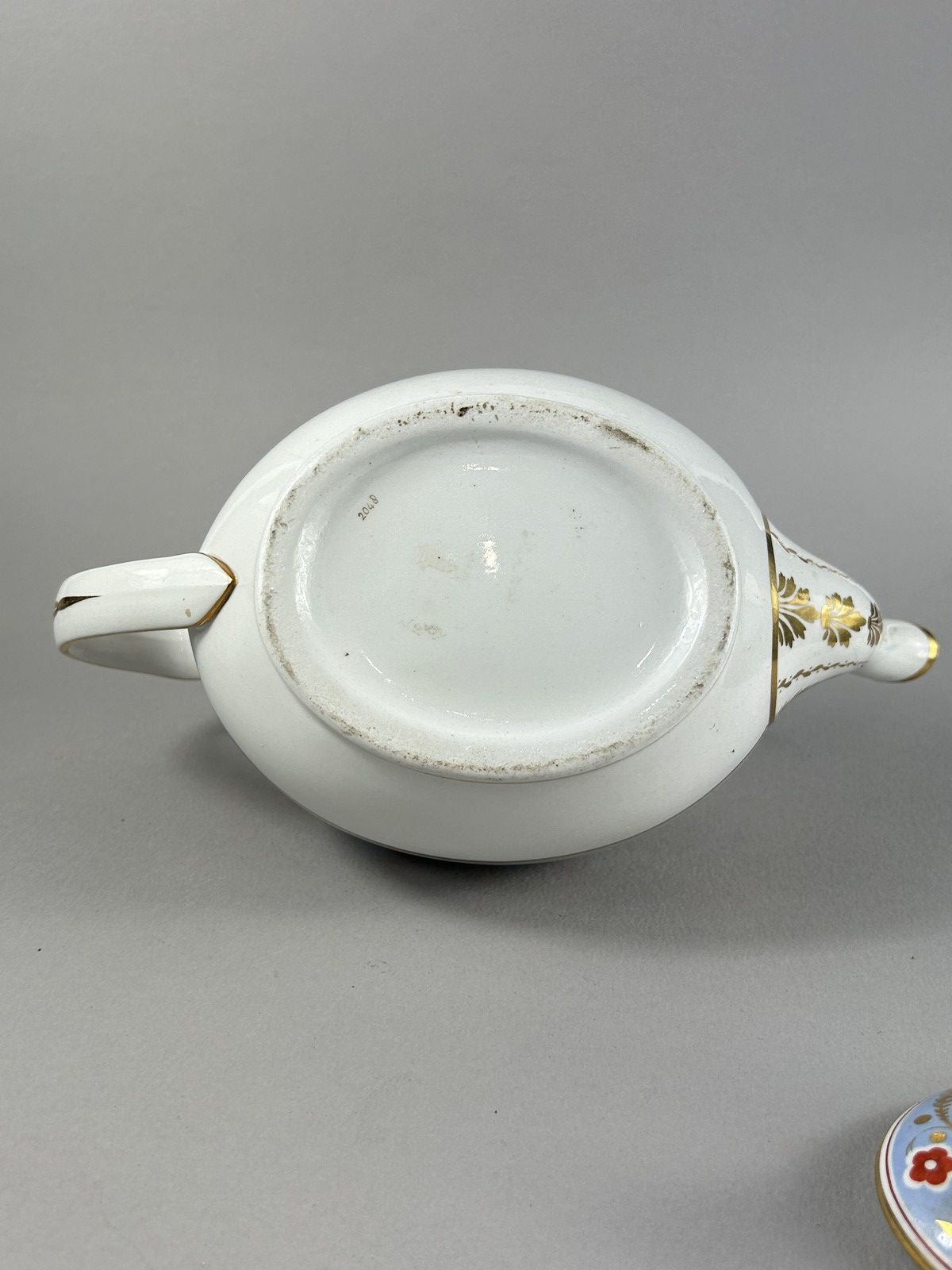 Early 19th Century British Porcelain Teapot With Gilt Floral Border photo vinterior